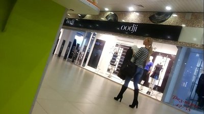 Fajna laska w supermarkecie.